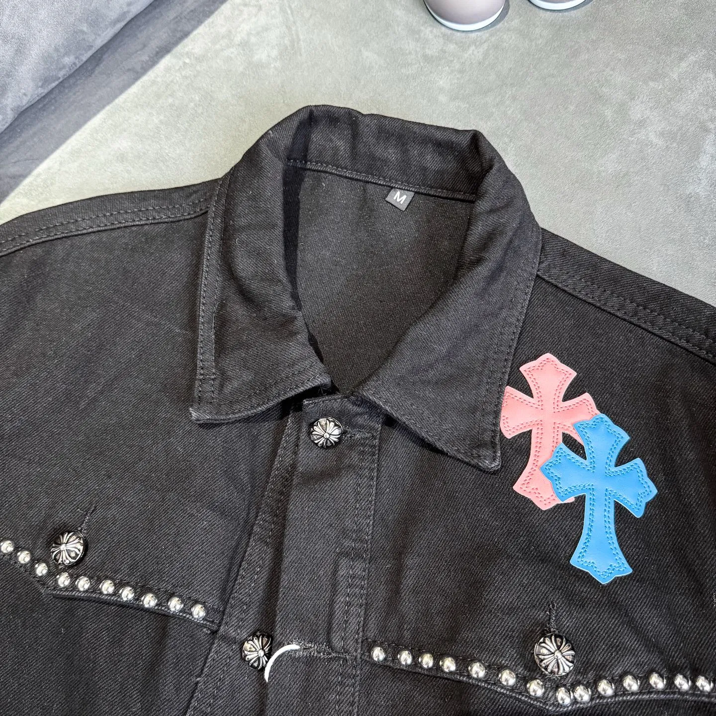 P280 Chrome Hearts Chrome Hearts heavy-duty denim jacket with rivets and multiple farts. The same model as the Internet celebrity star. The cross-printed denim jacket has a unique cross design element and is full of design. It is made of 100% denim cotton fabric with heavy coarse yarn count, which ensures a stiff and tough silhouette while being soft, comfortable and breathable. The lapel is designed with silver buttons and is full of texture. The classic white cross logo is all over the dress, making it a perfect versatile style for spring and summer! The original loose version is made of high-quality pure cotton fabrics. The fabric pattern is high-definition and delicate without burrs. It is comfortable and breathable to wear. All the buttons are molded and customized. It is casual and fashionable and can be matched with any bottoms. It can be windproof and sunproof in spring and summer. It can be worn outside in autumn and winter! Easily concave shape makes you look slimmer and taller, perfect for both men and women! Color: Black Size: S M L XL